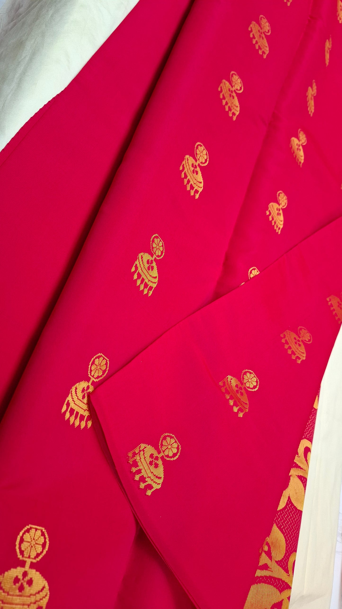 MAGENTA BORDERLESS SOFT SILK