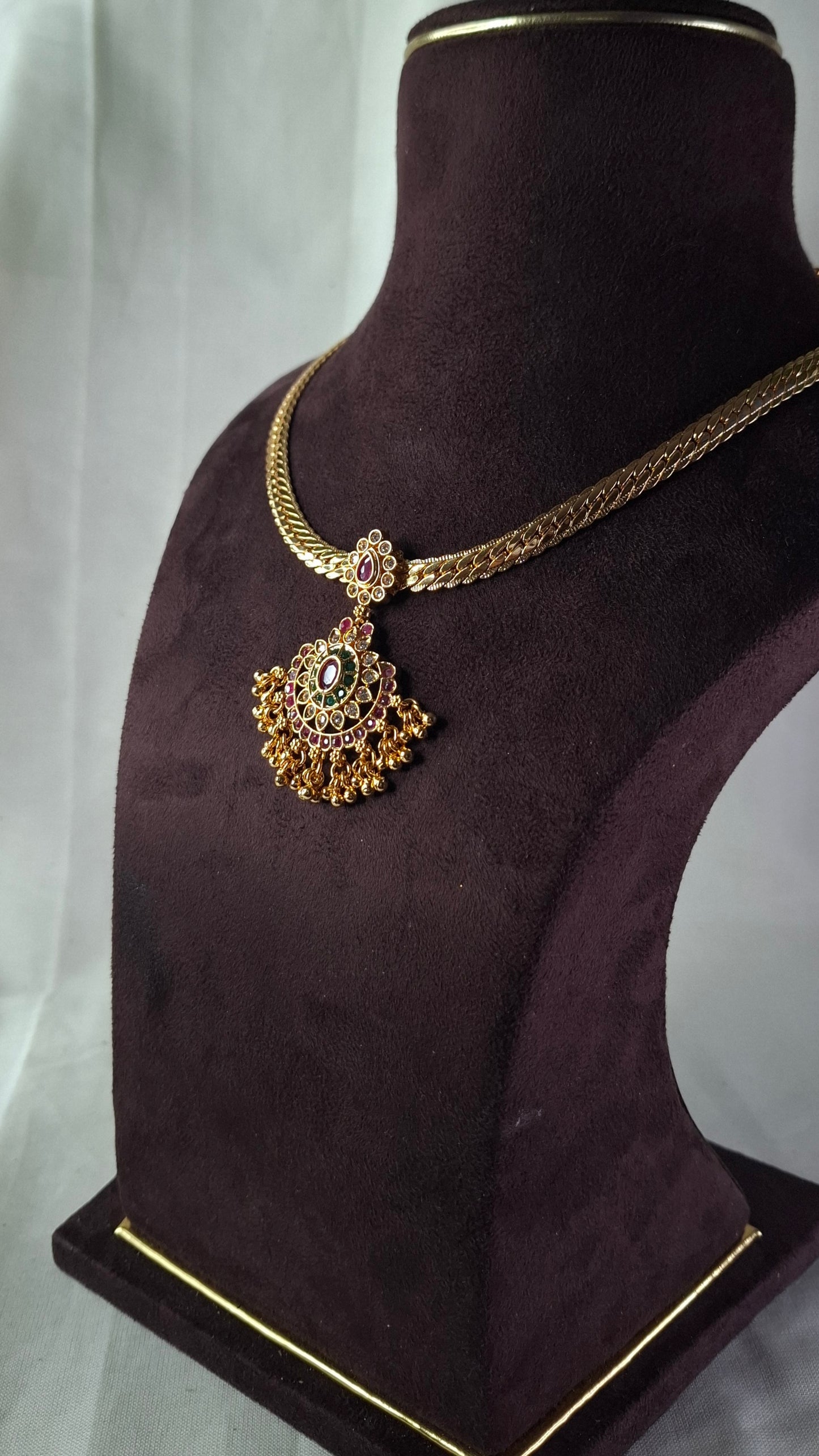 ANTIQUE GOLD SHORT NECKLACE E0238