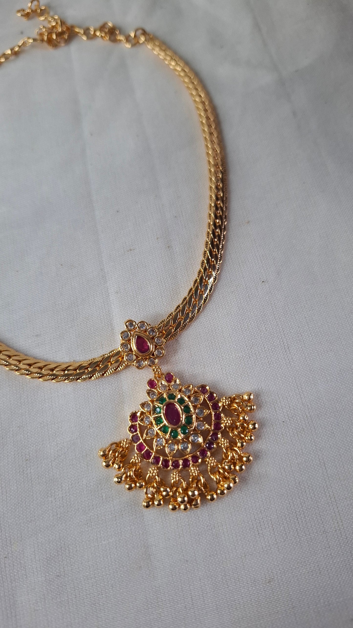 ANTIQUE GOLD SHORT NECKLACE E0238