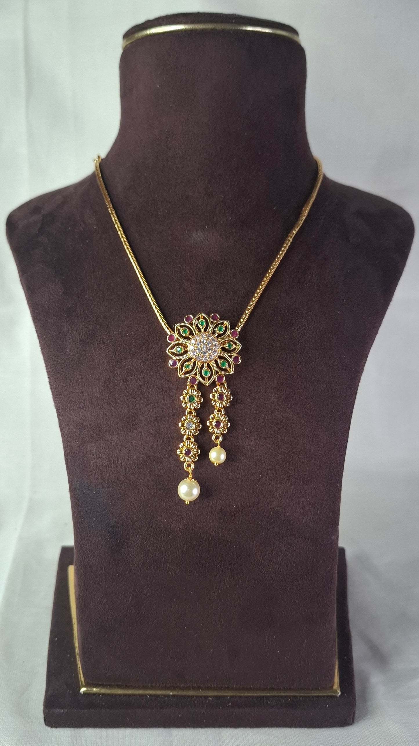 ANTIQUE GOLD SHORT NECKLACE E239