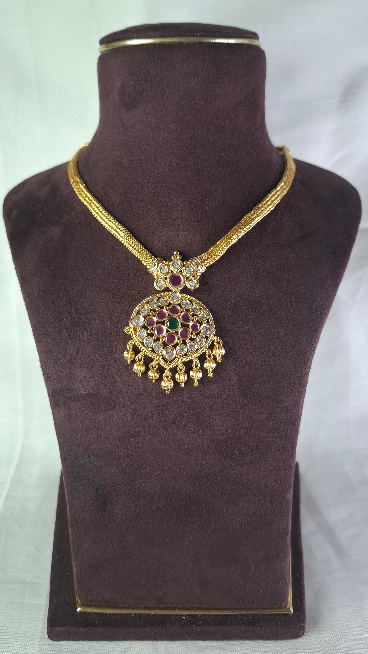 ANTIQUE GOLD SHORT NECKLACE E0241