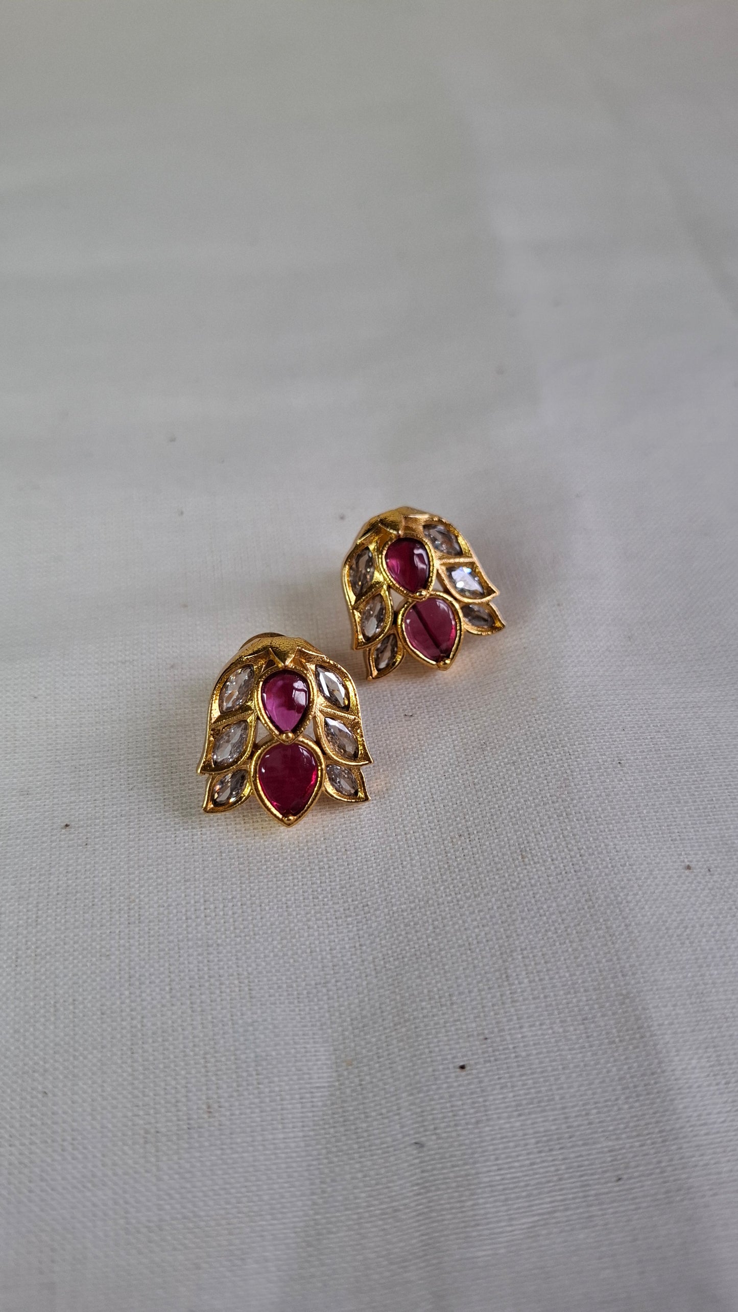 ANTIQUE GOLD STUDS E0383