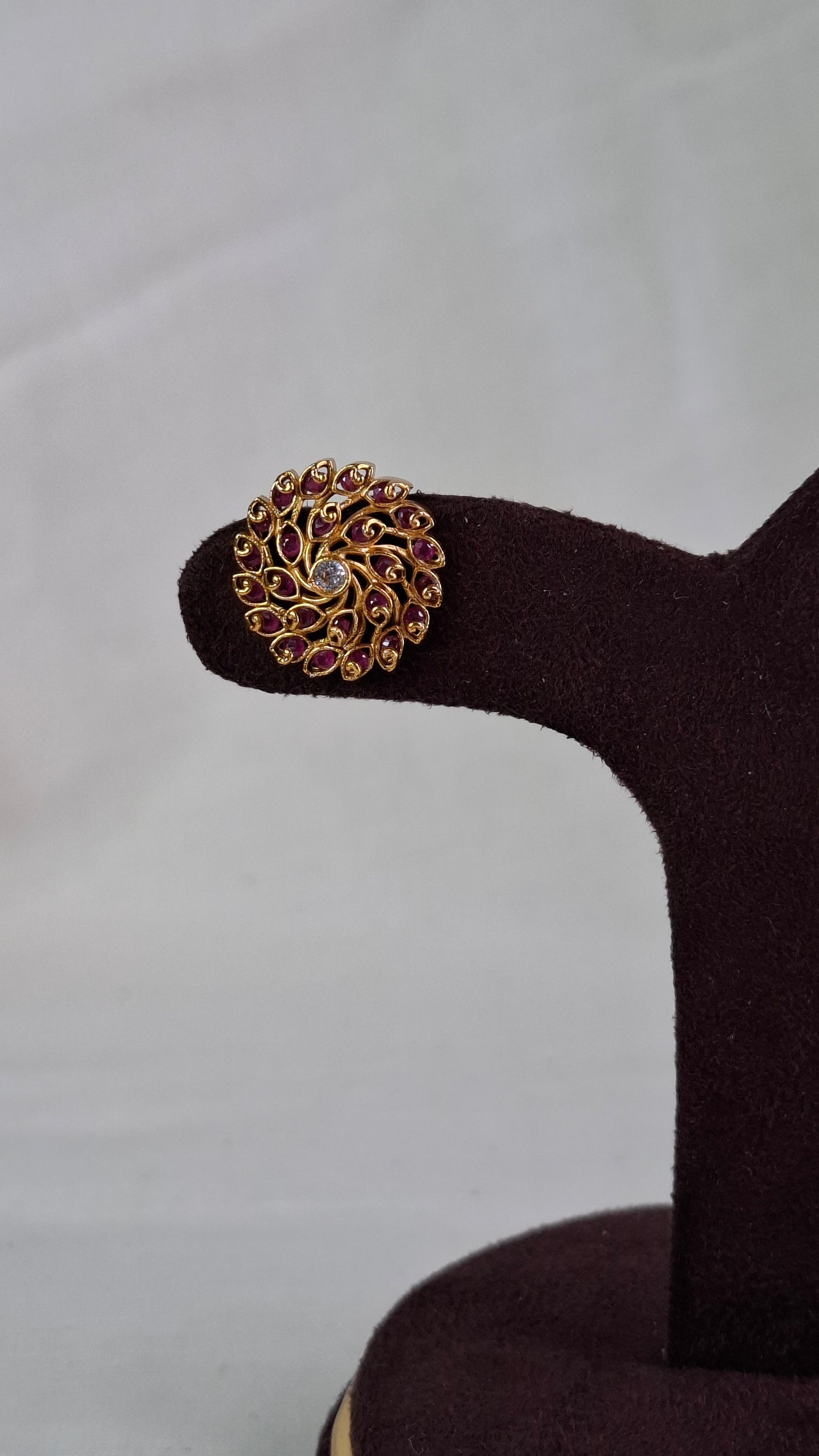 ANTIQUE GOLD STUDS E0384