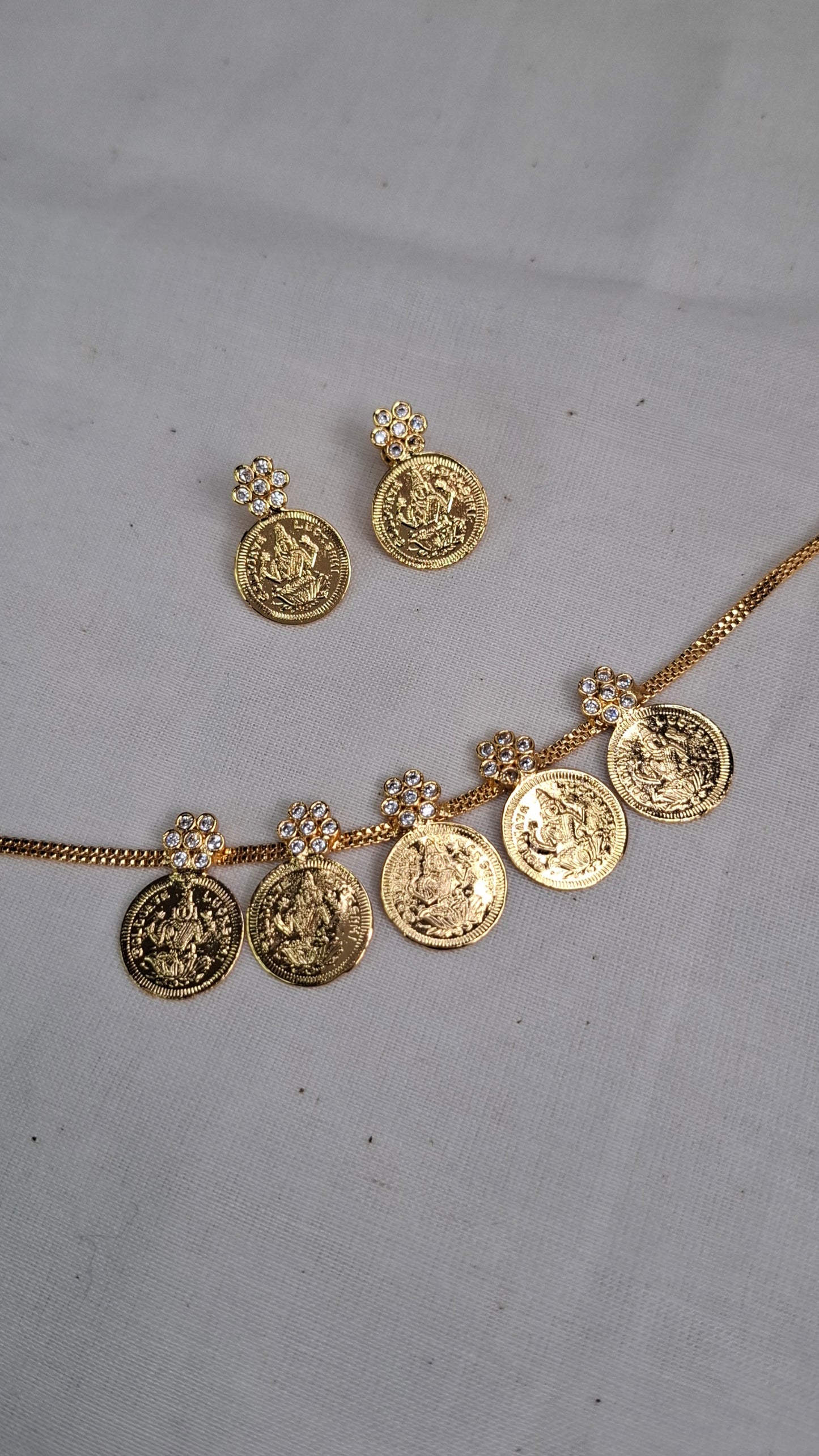 LAKSHMI GOLD COIN SHORT NECKLACE SET E0161
