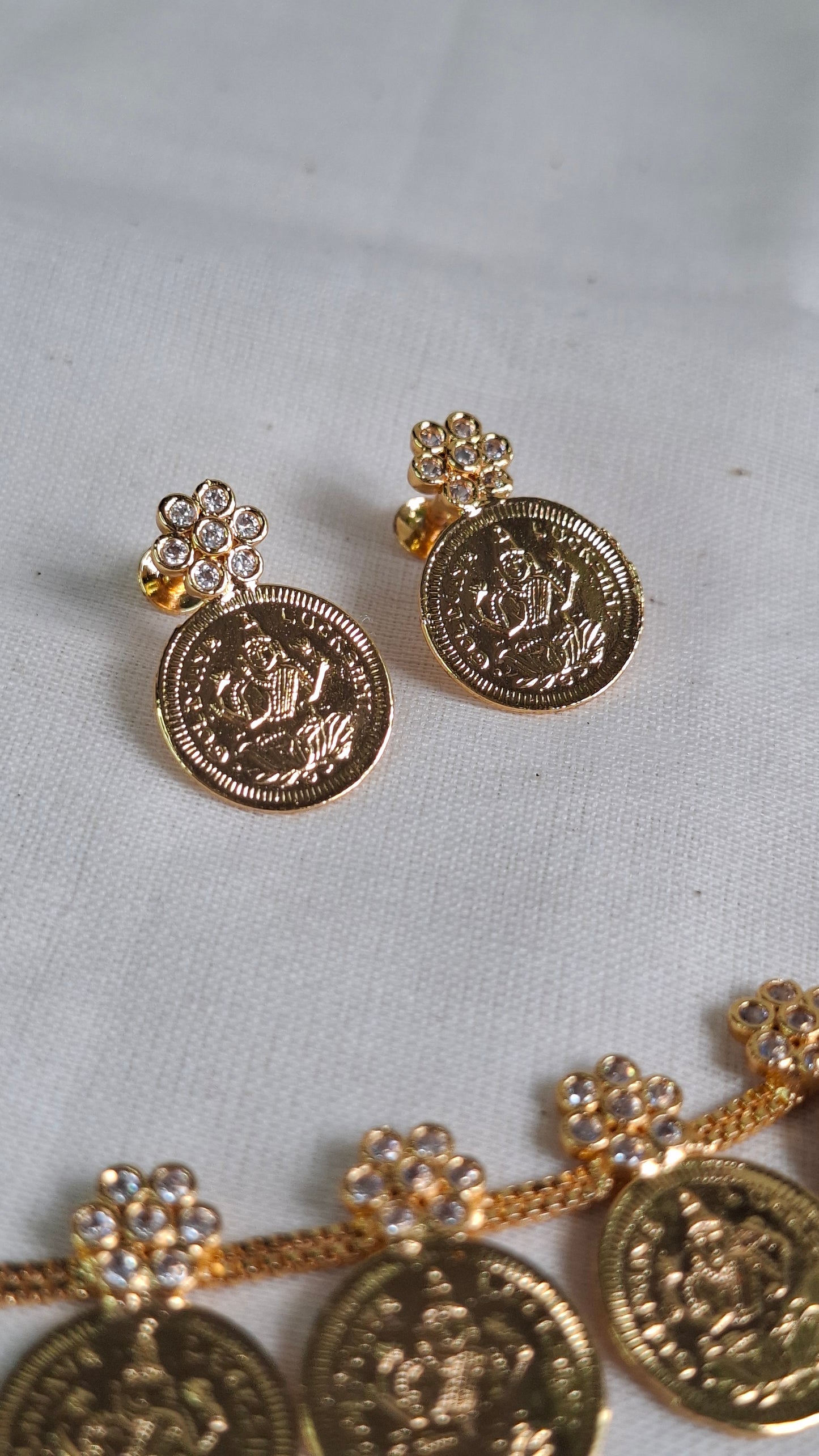 LAKSHMI GOLD COIN SHORT NECKLACE SET E0161