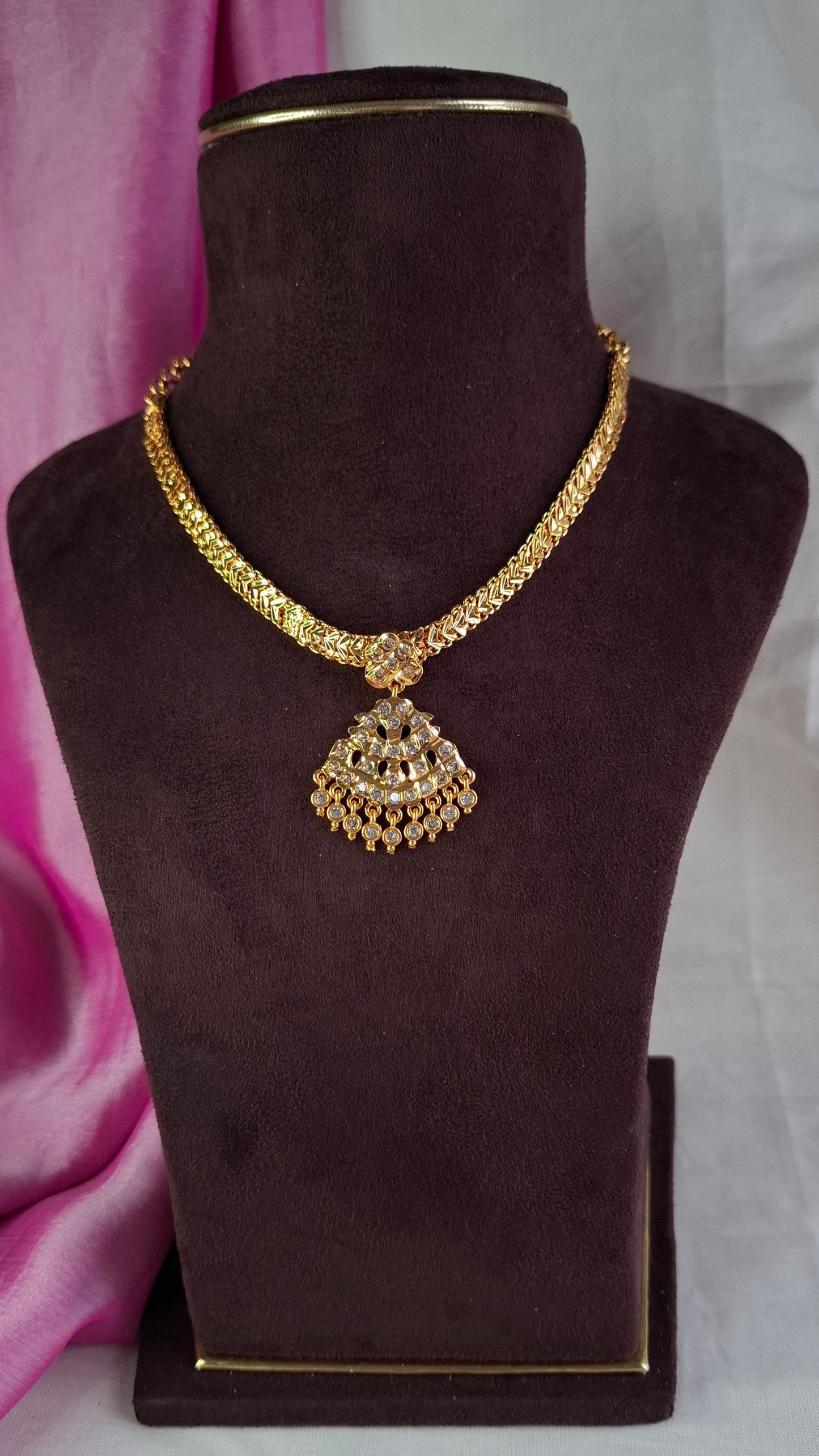 GOLD PLATED WHITE STONE NECKLACE E0163