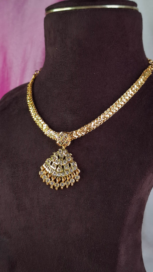 GOLD PLATED WHITE STONE NECKLACE E0163