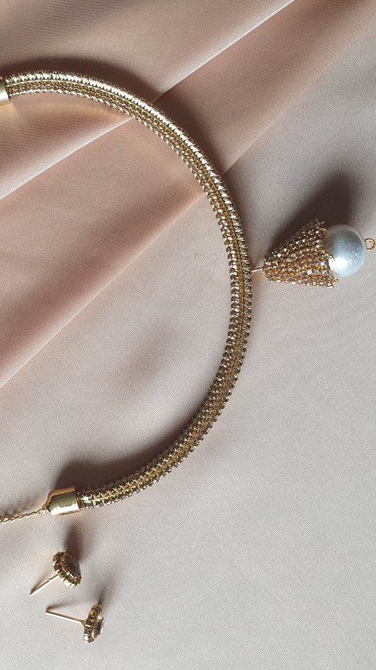 GOLD SIMPLE NECKLACE + STUD EARRINGS